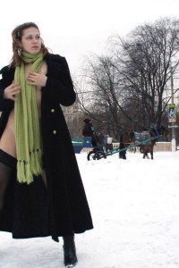 Девушка в чулках в зимнем парке photo #12