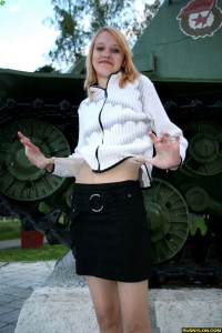 Девочка в колготках у танка photo #6