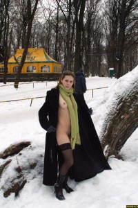 Голая девушка в чулках в зимнем парке photo #15